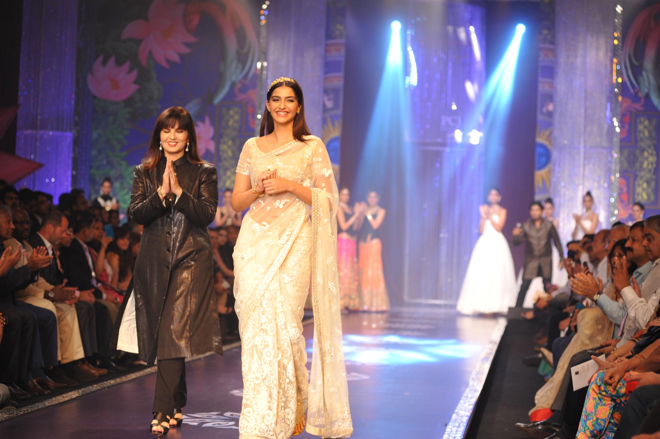 Sonam Kapoor And Bipasha Basu At IIJW 2014 Grand Finale