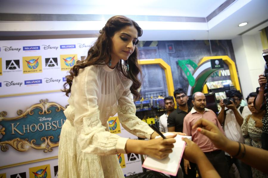 Sonam Kapoor Launches Khoobsurat DVD