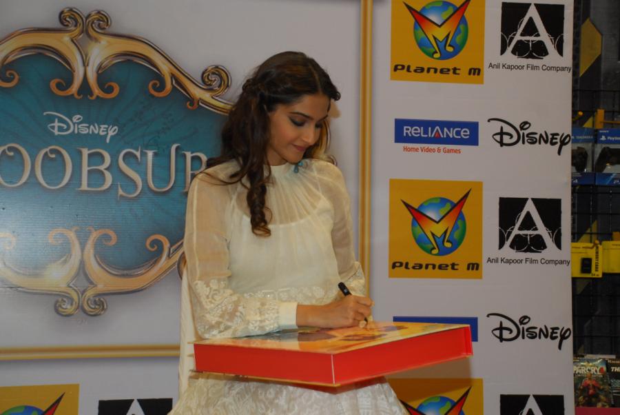 Sonam Kapoor Launches Khoobsurat DVD