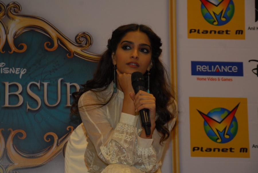 Sonam Kapoor Launches Khoobsurat DVD