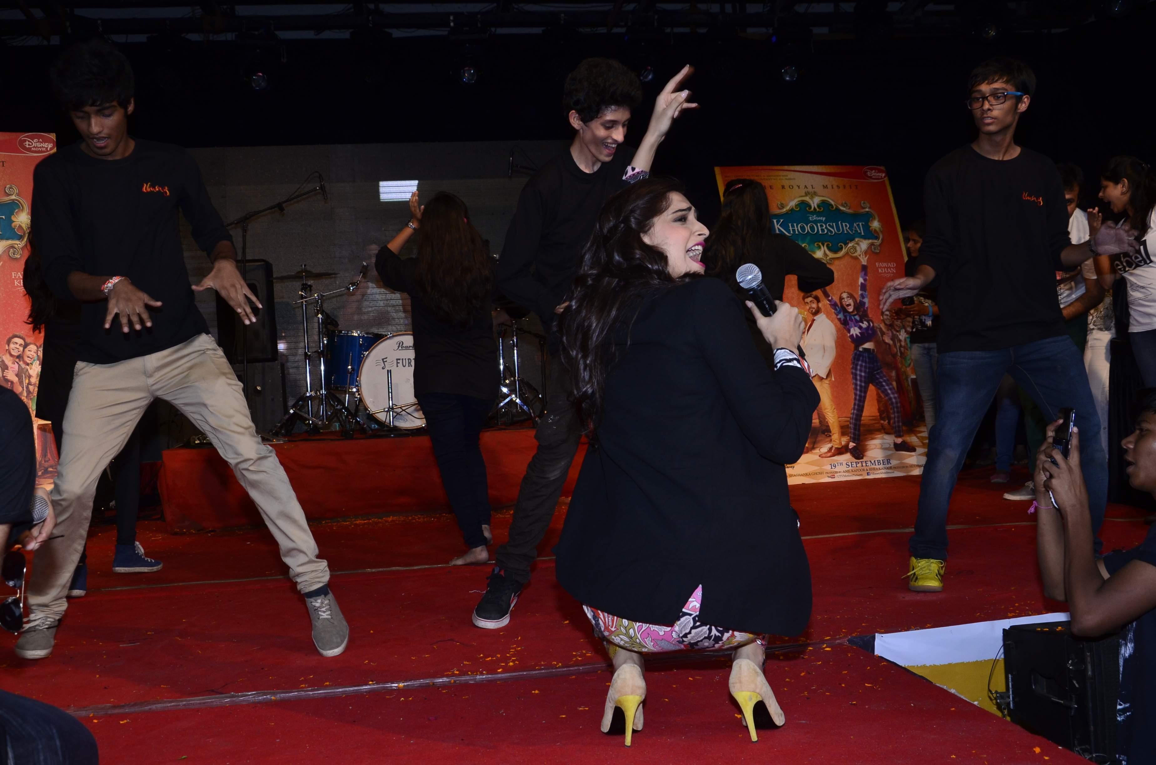 Sonam Kapoor Promotes Khoobsurat at Mithibai College Fest