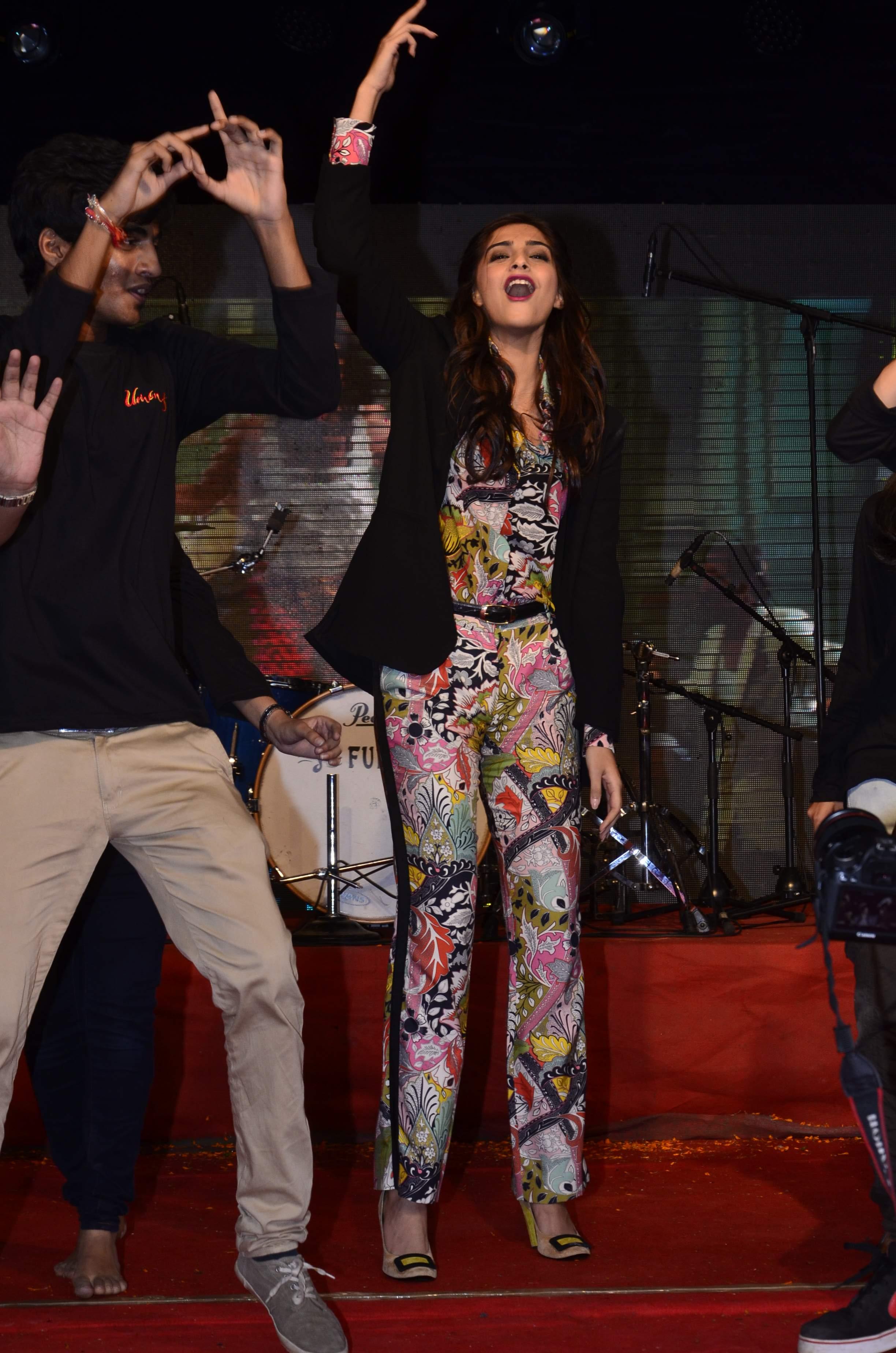 Sonam Kapoor Promotes Khoobsurat at Mithibai College Fest