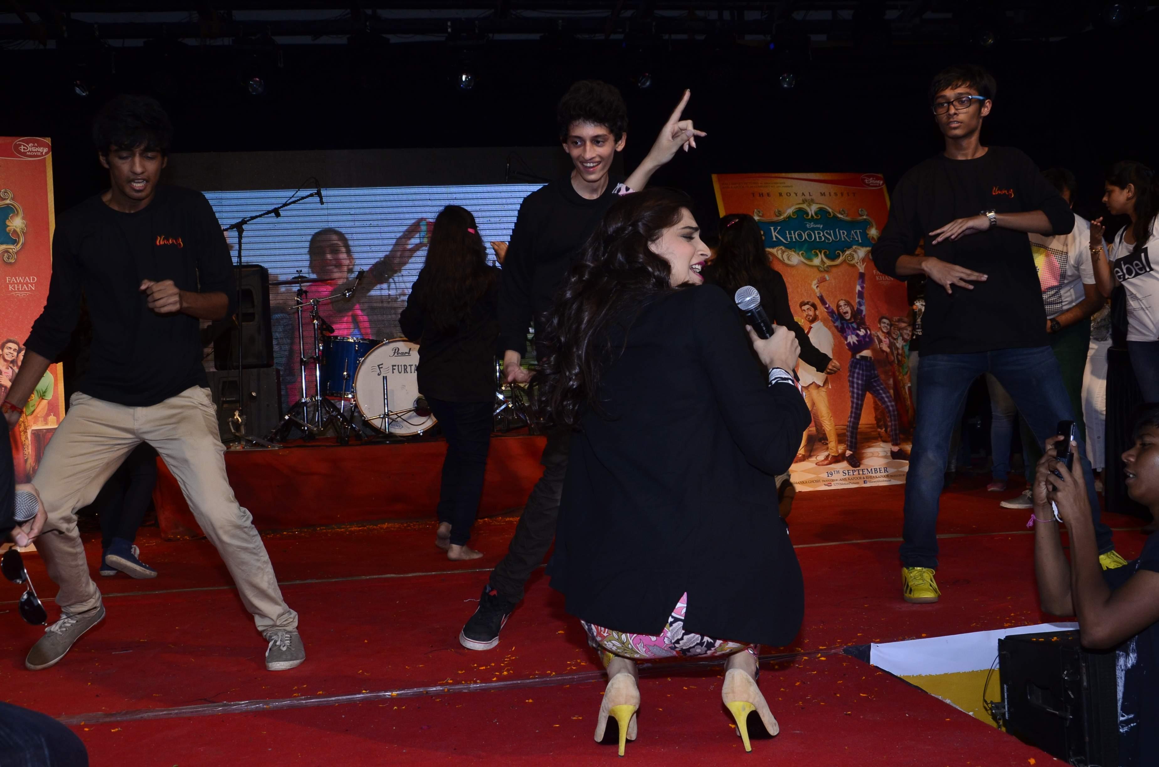 Sonam Kapoor Promotes Khoobsurat at Mithibai College Fest
