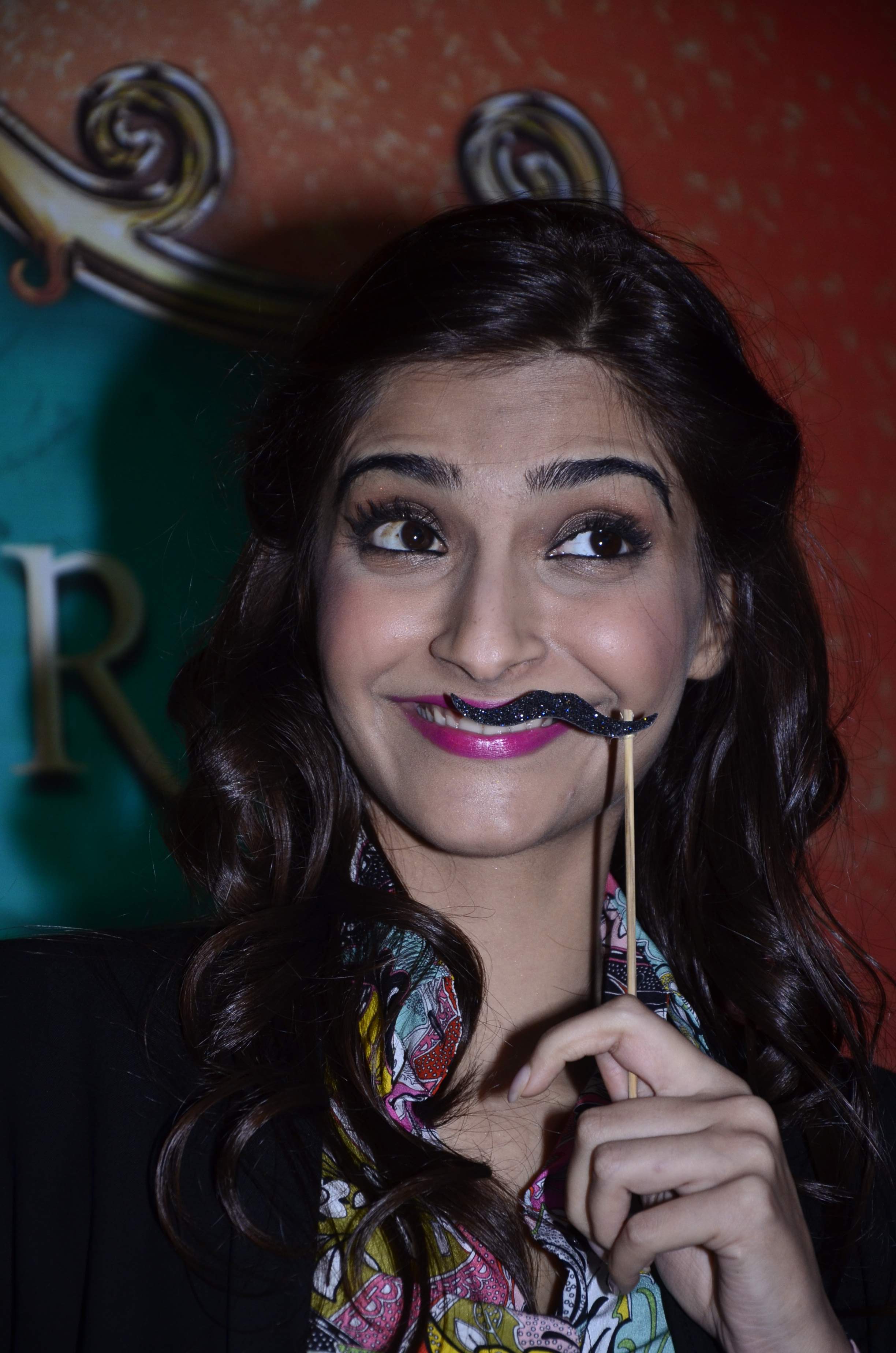 Sonam Kapoor Promotes Khoobsurat at Mithibai College Fest