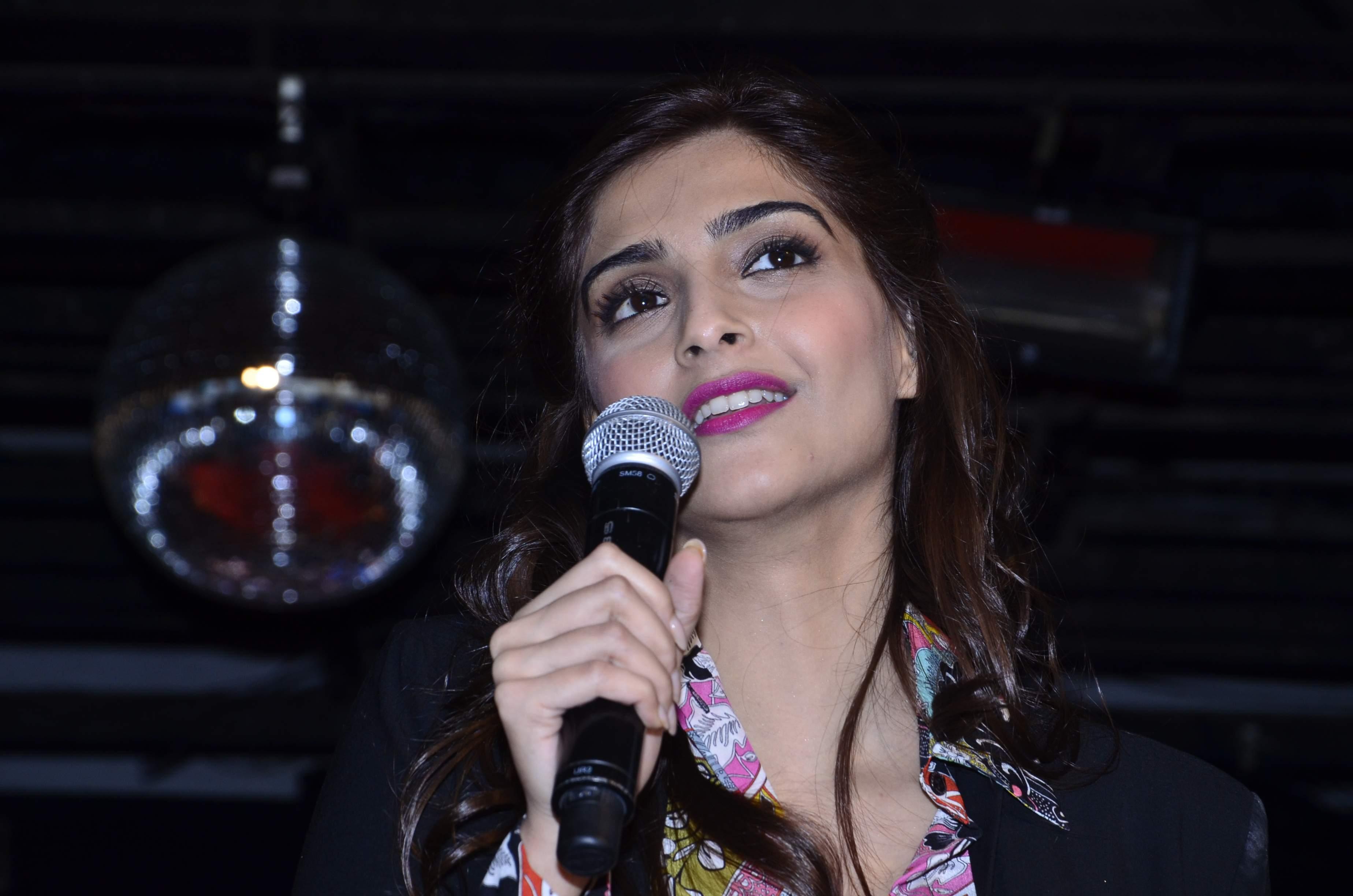 Sonam Kapoor Promotes Khoobsurat at Mithibai College Fest