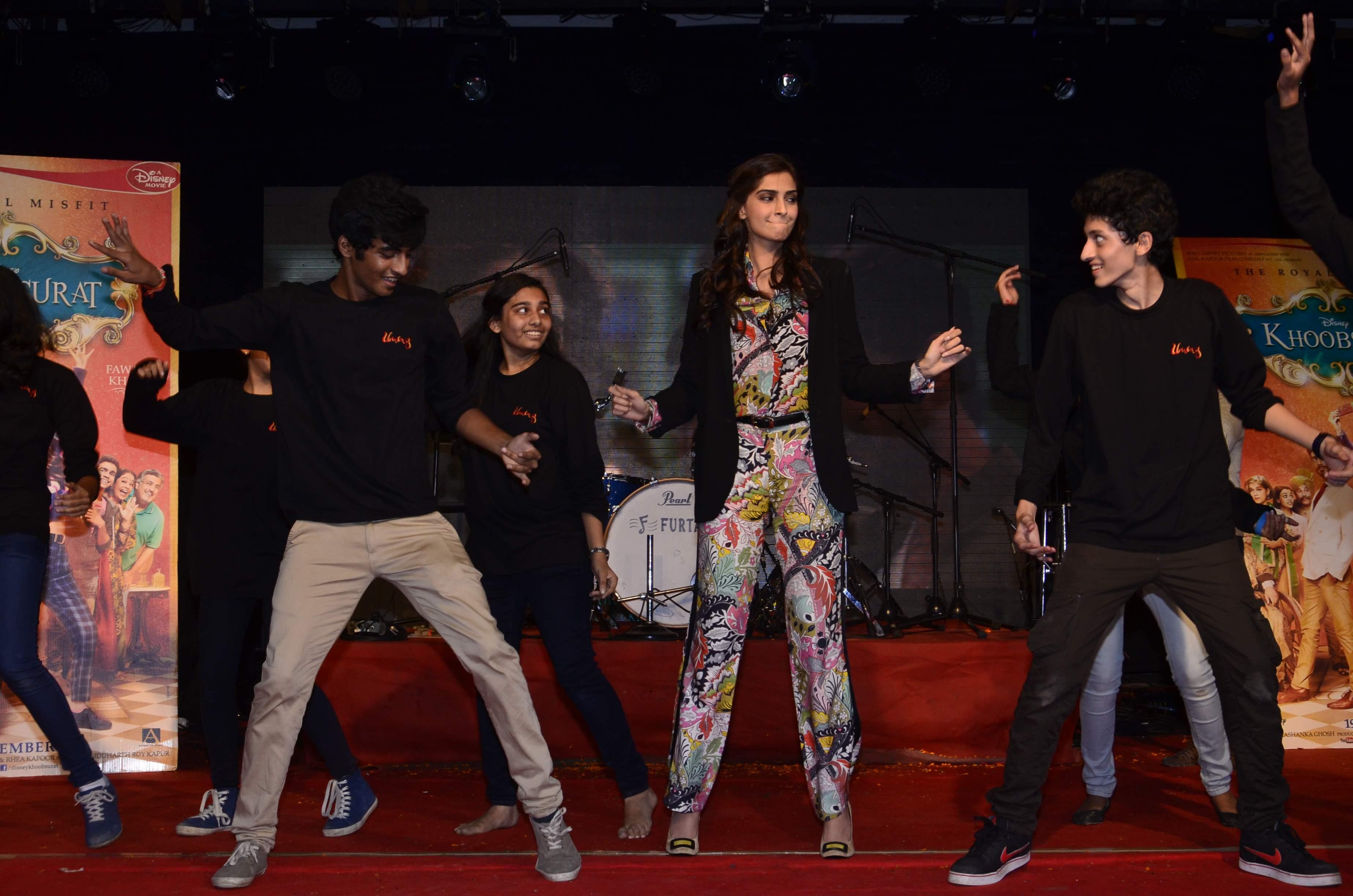 Sonam Kapoor Promotes Khoobsurat at Mithibai College Fest