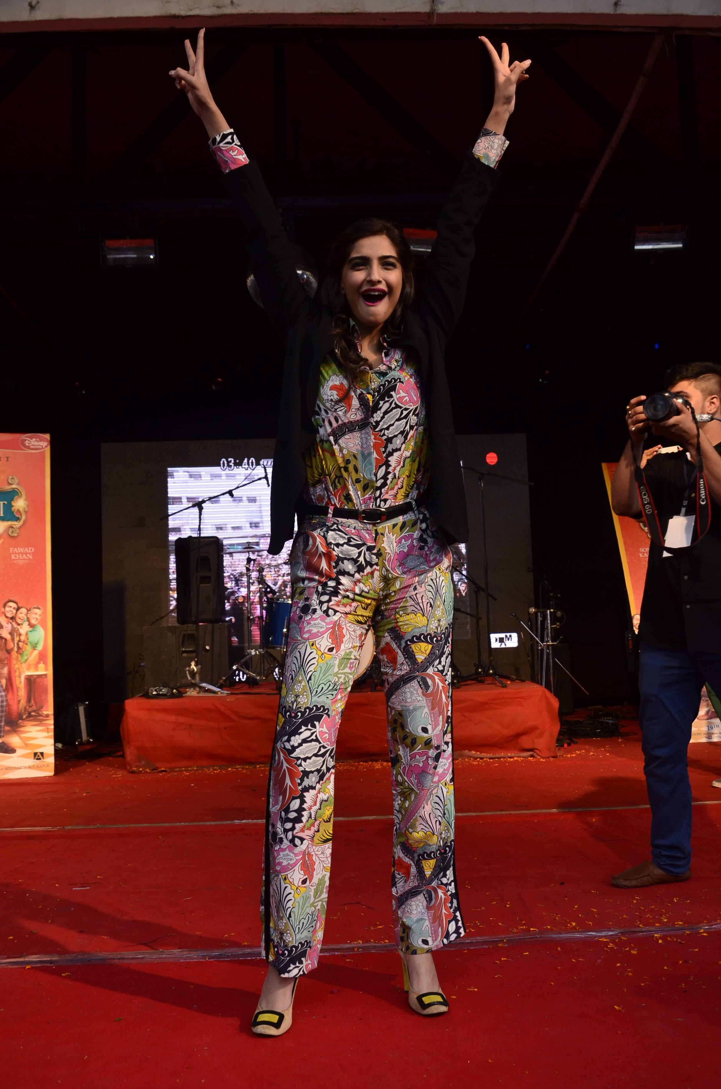 Sonam Kapoor Promotes Khoobsurat at Mithibai College Fest