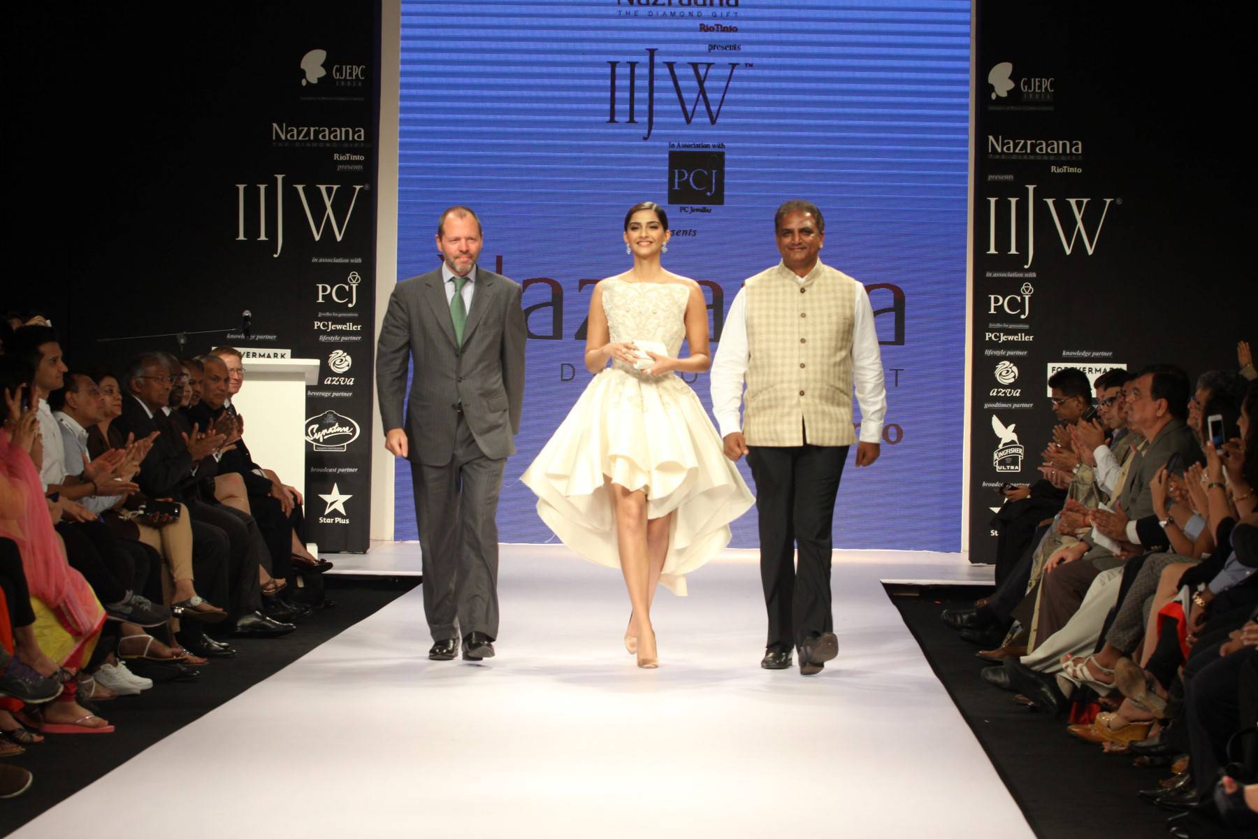 Sonam Kapoor Ramp Walk Stills At IIJW 2014
