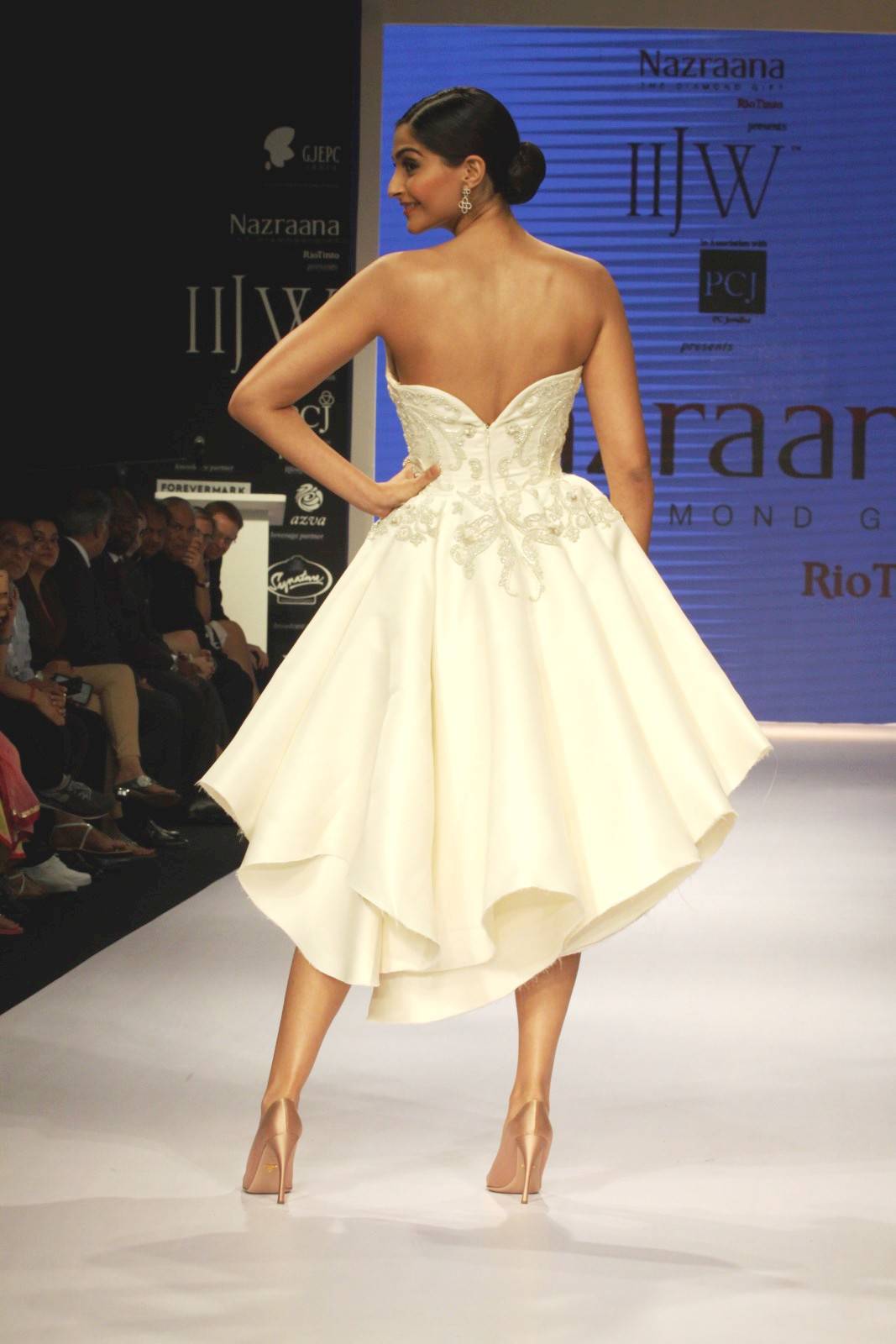 Sonam Kapoor Ramp Walk Stills At IIJW 2014