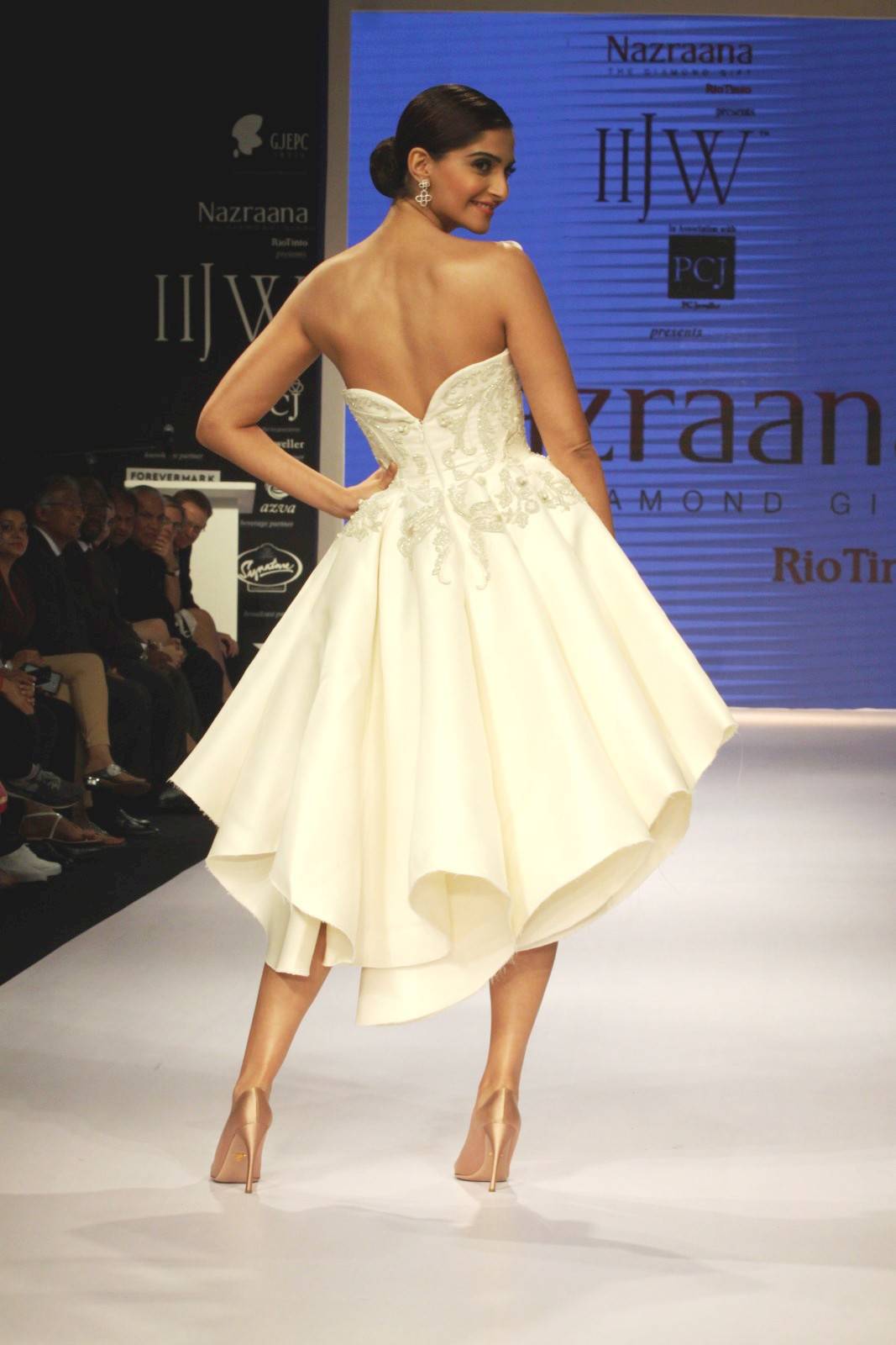 Sonam Kapoor Ramp Walk Stills At IIJW 2014