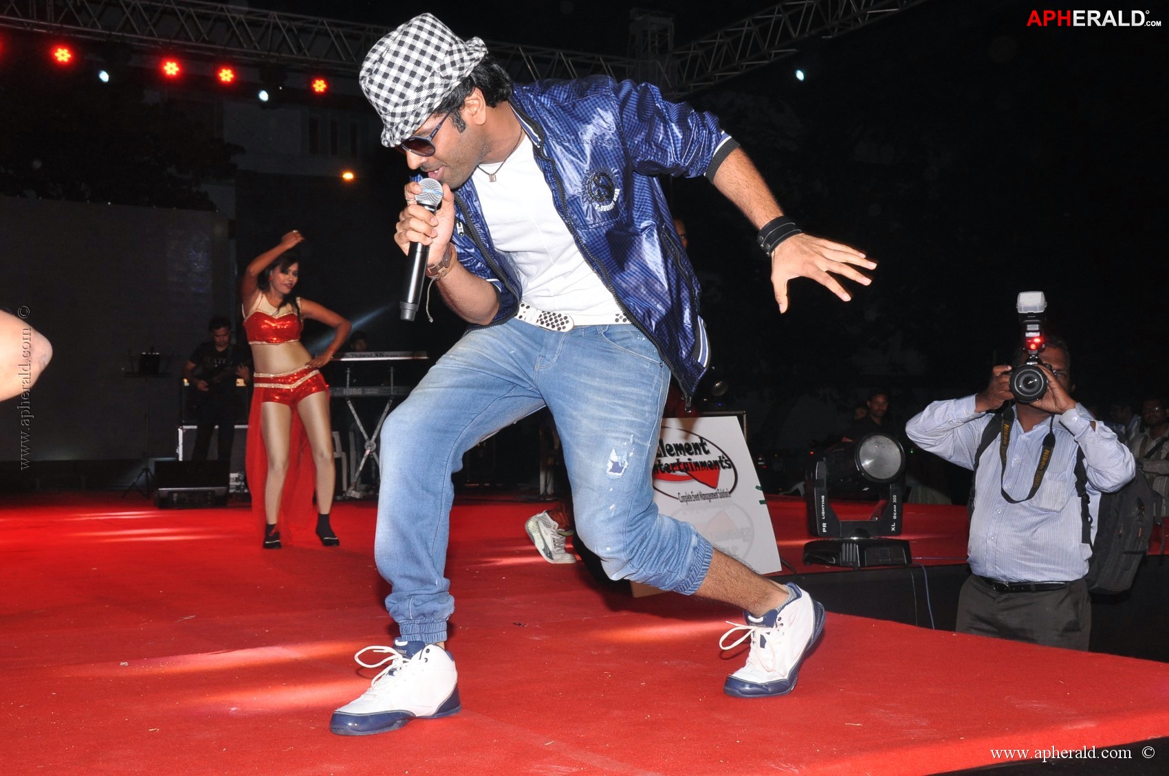 Sri Ramachandra troupe rocks with live concert