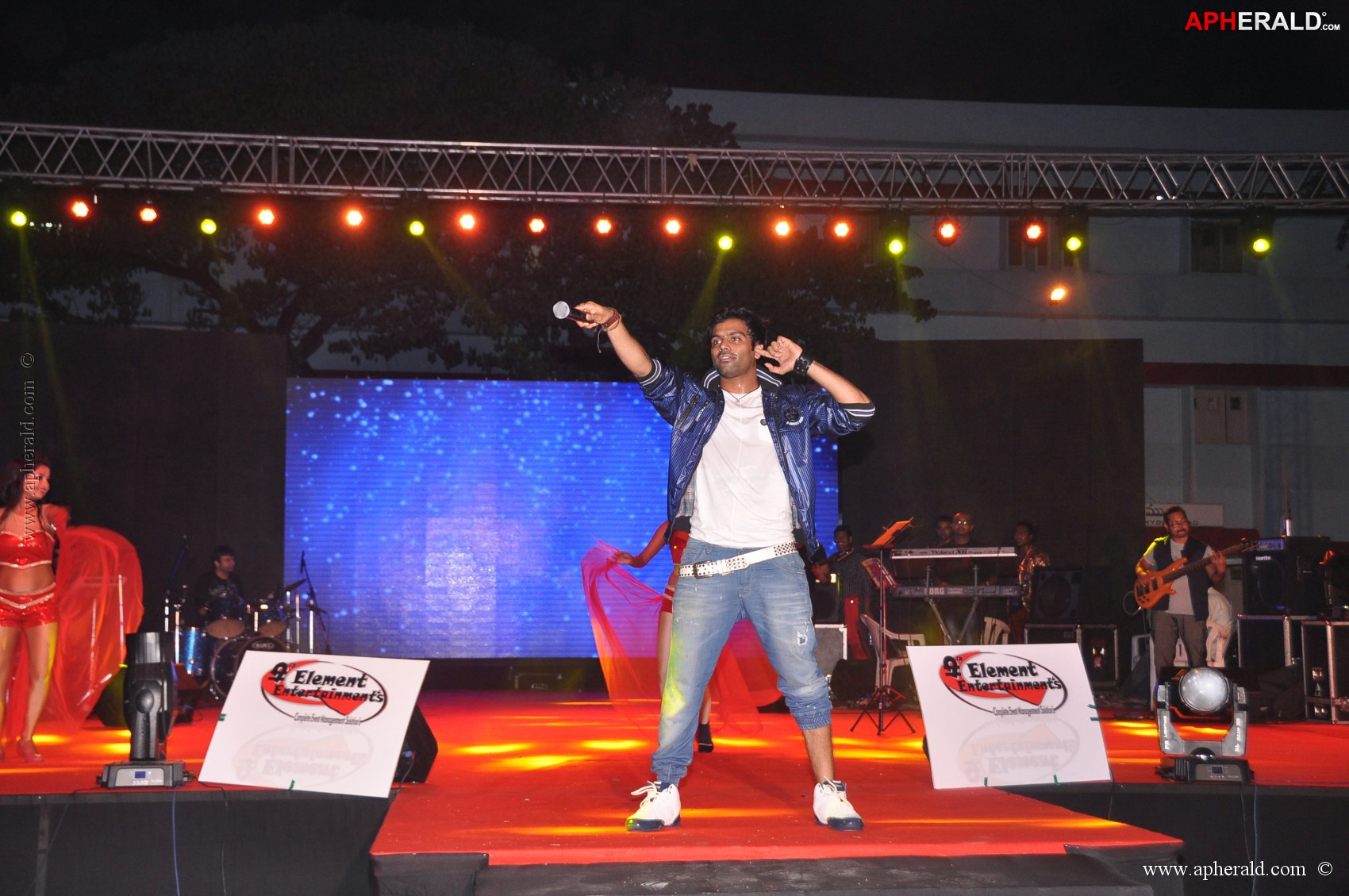 Sri Ramachandra troupe rocks with live concert