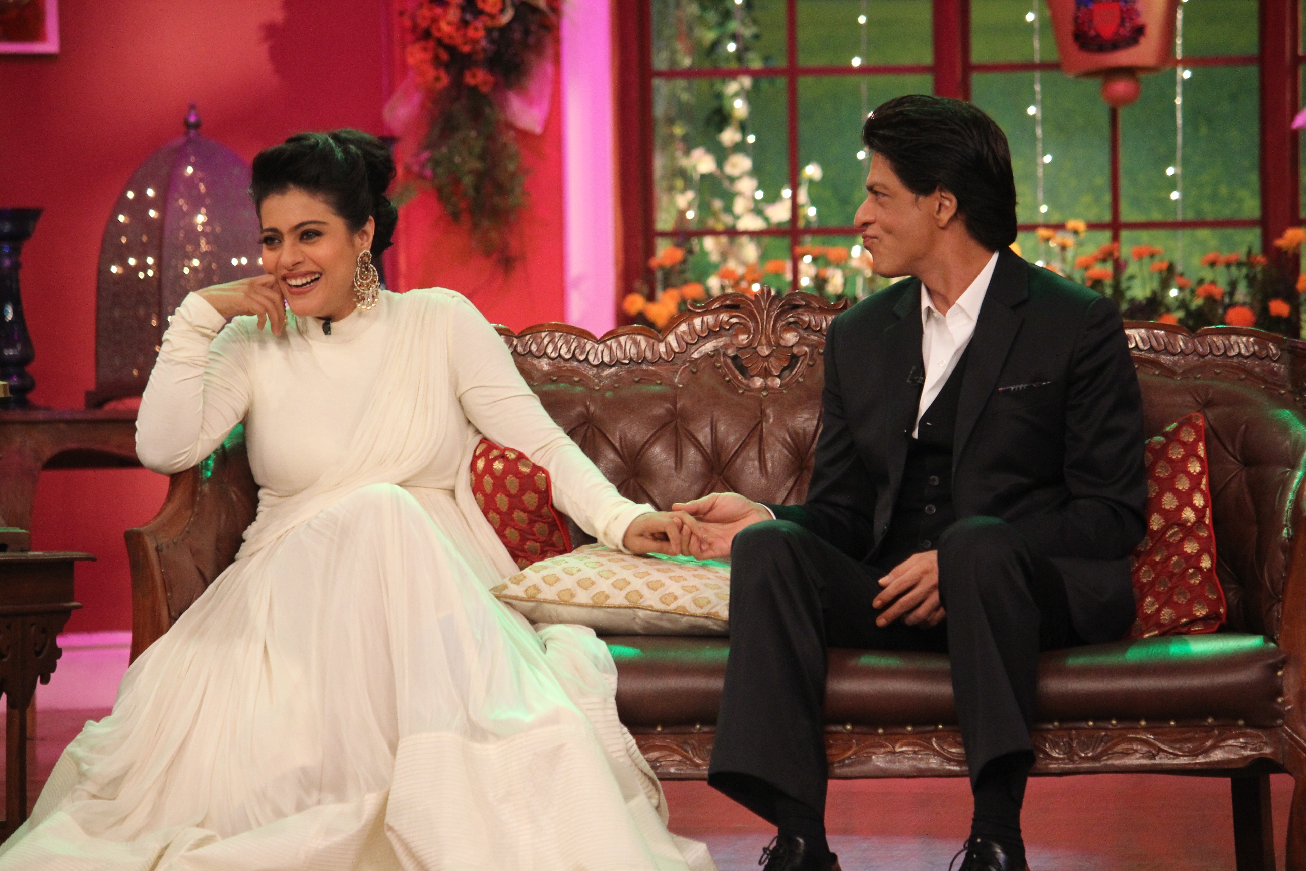 SRK and Kajol Shoot DDLJ 1000 weeks for CNWK