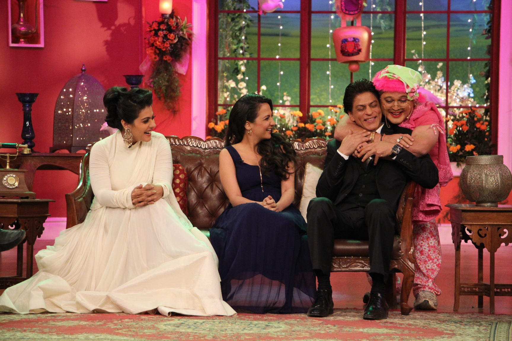 SRK and Kajol Shoot DDLJ 1000 weeks for CNWK