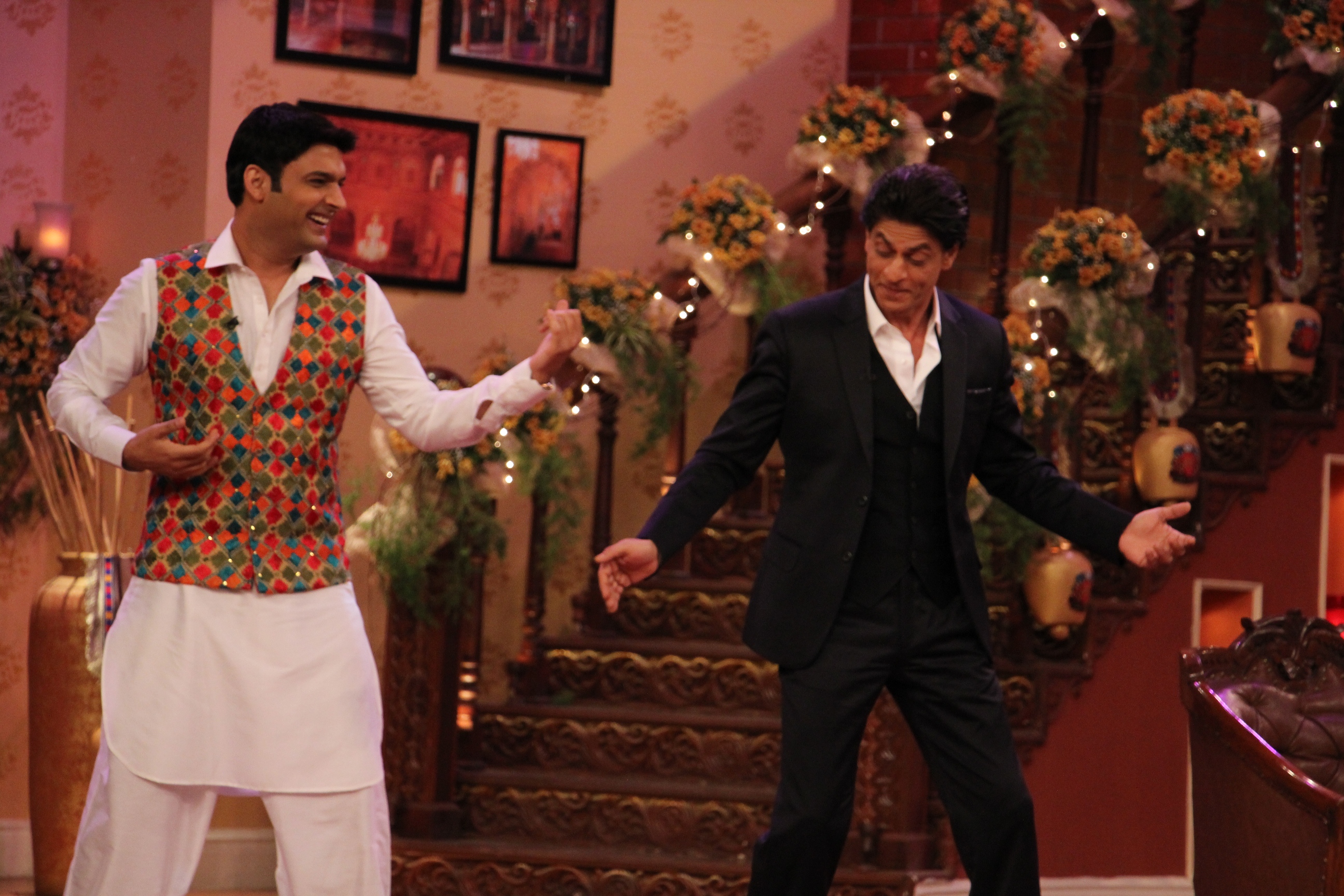 SRK and Kajol Shoot DDLJ 1000 weeks for CNWK