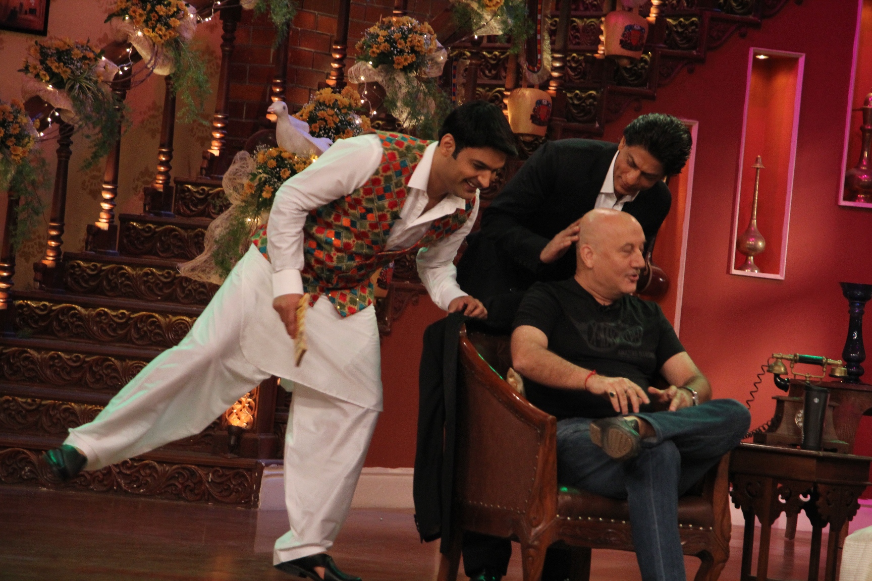 SRK and Kajol Shoot DDLJ 1000 weeks for CNWK