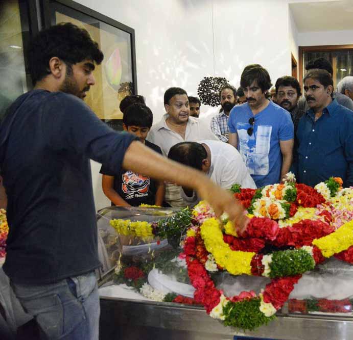 Stars Pay Tribute To Movie Moghul Ramanaidu