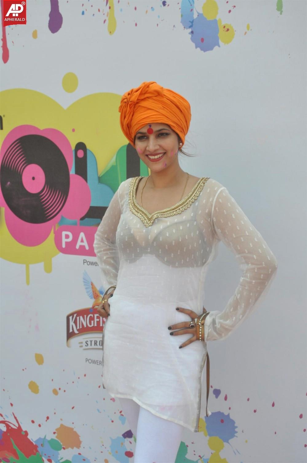 Sunny Leone Bolly Celebs at Zoom Holi Party