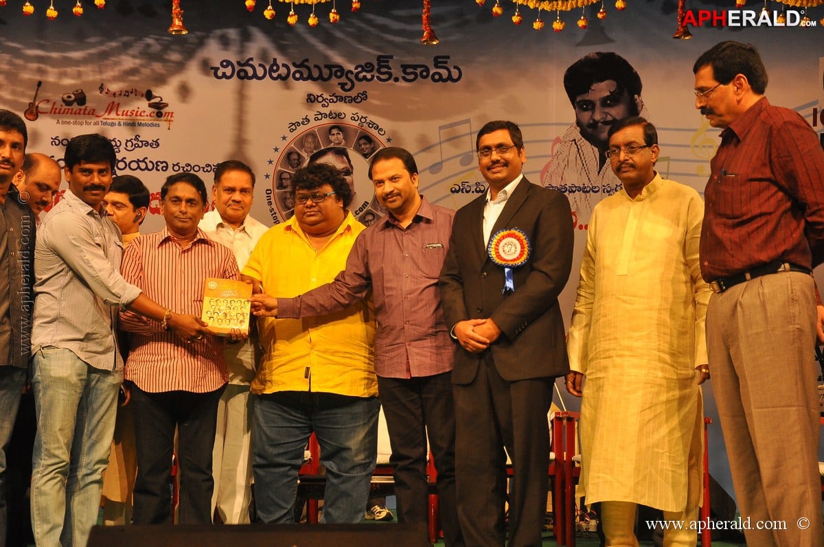 Swarnayuga Sangeeta Darsakulu Book Launch