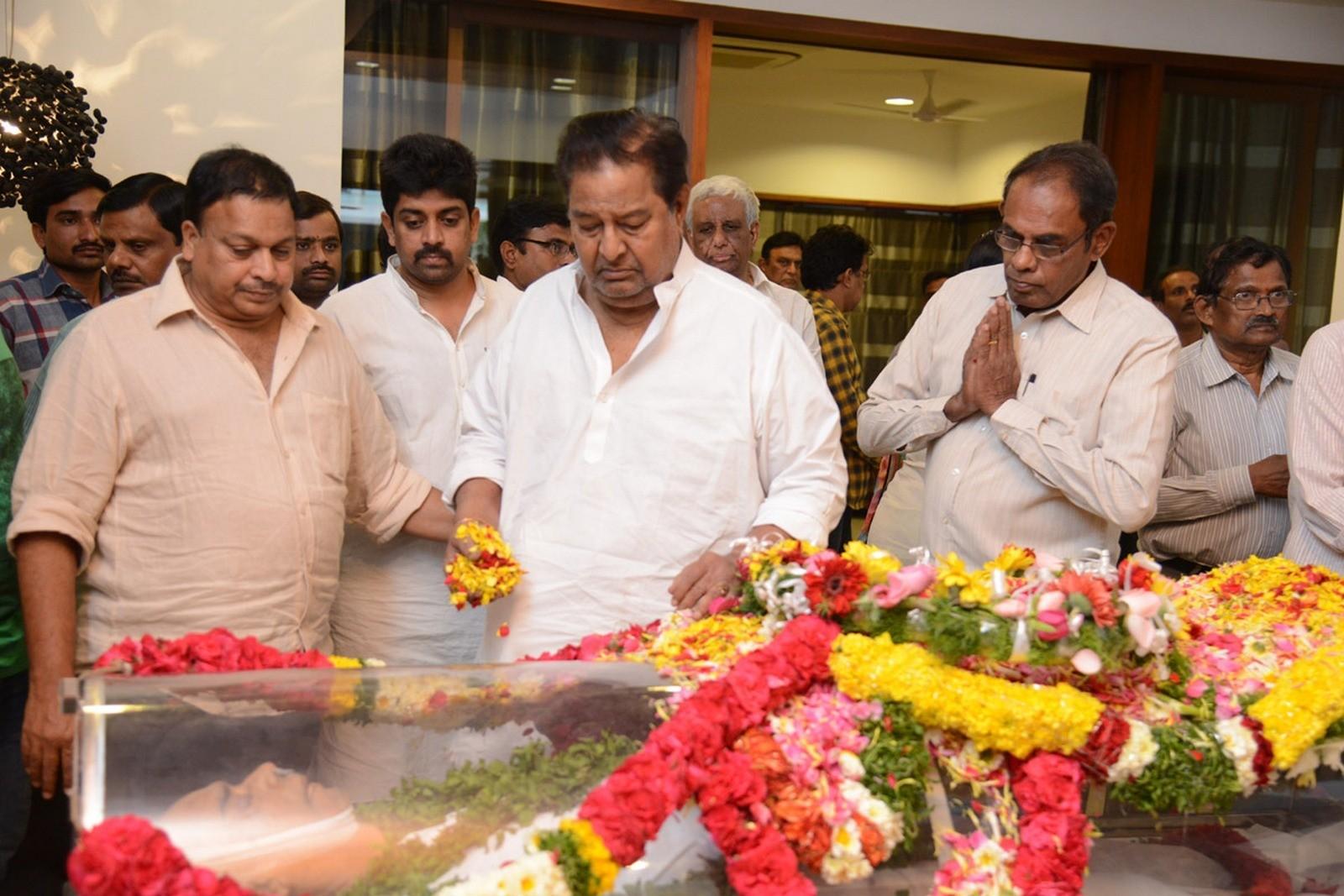 Tollywood Celebs Pay Tribute To Ramanaidu