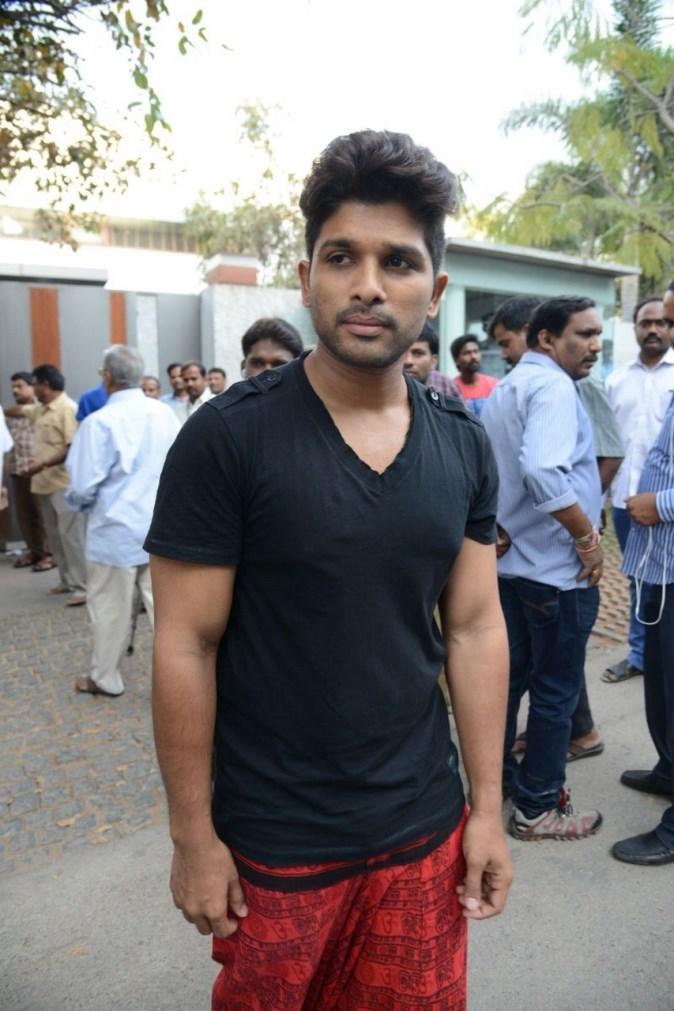 Tollywood Celebs Pay Tribute To Ramanaidu