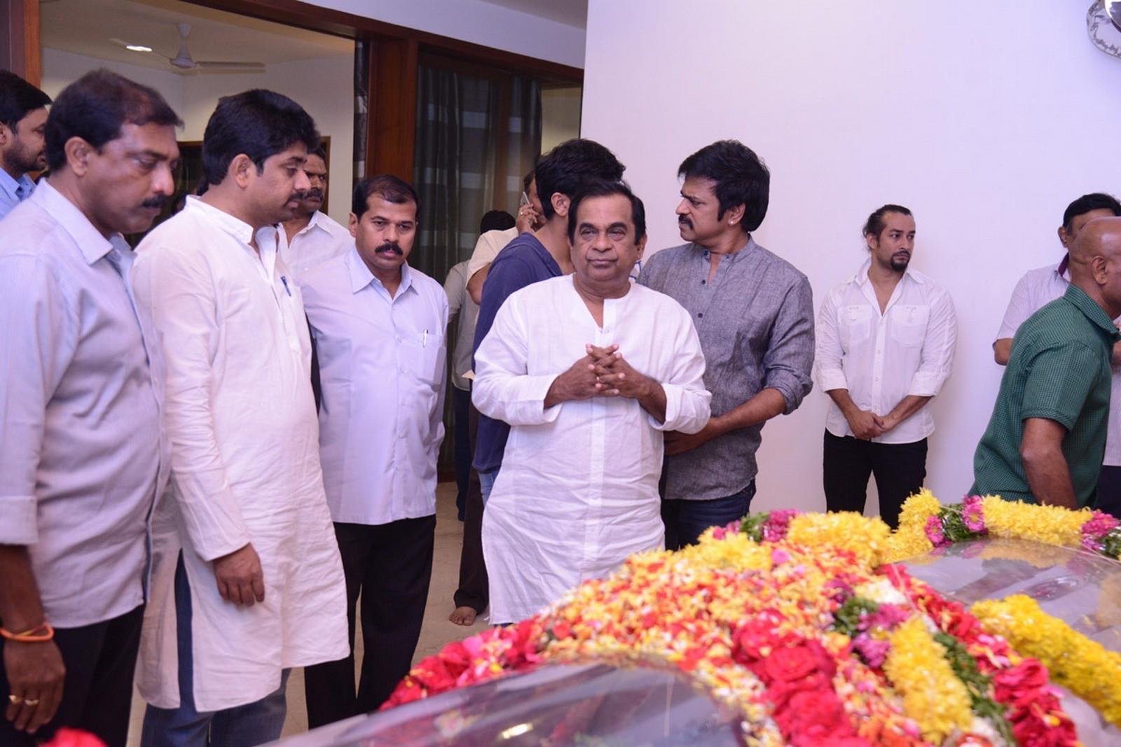 Tollywood Celebs Pay Tribute To Ramanaidu