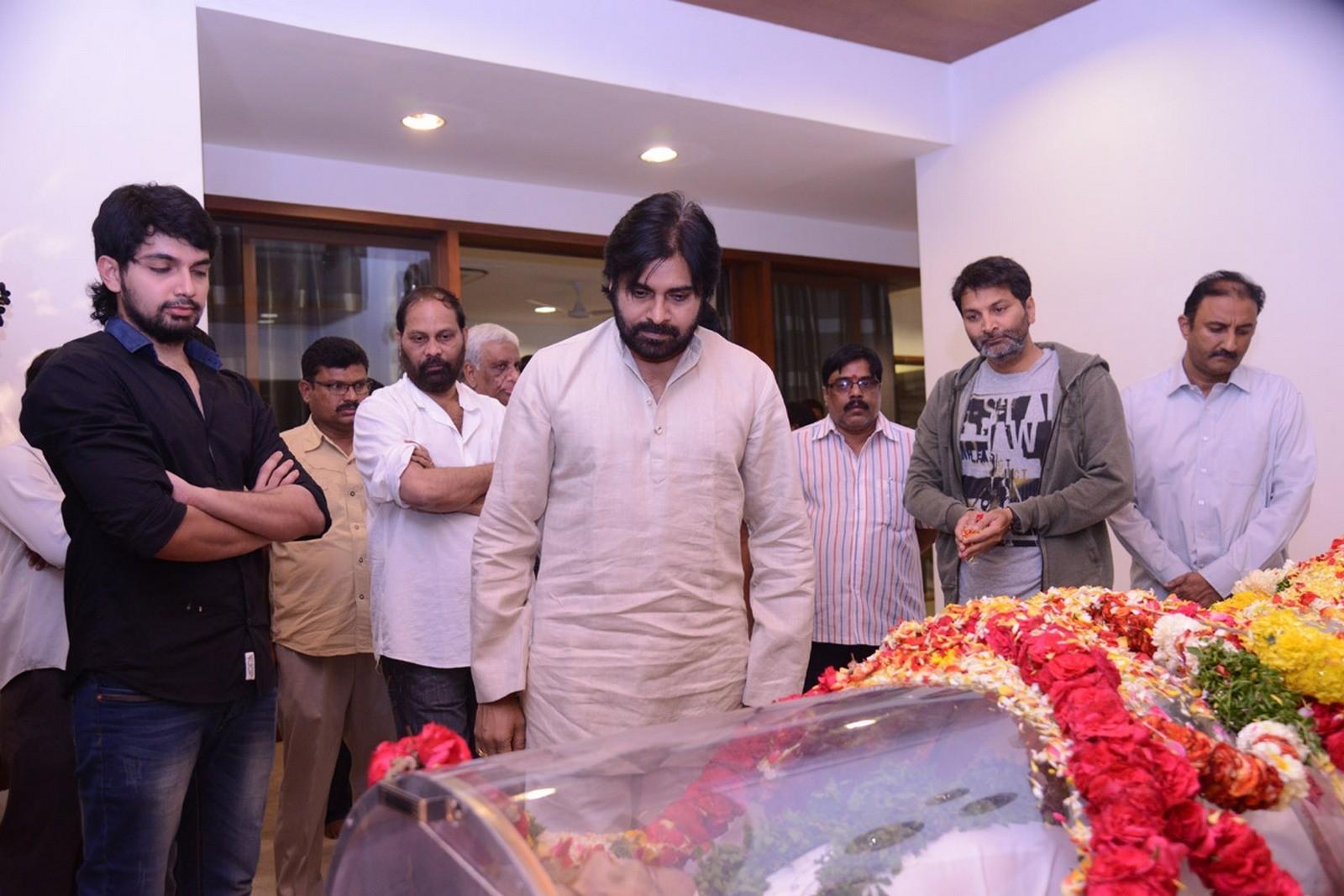 Tollywood Celebs Pay Tribute To Ramanaidu
