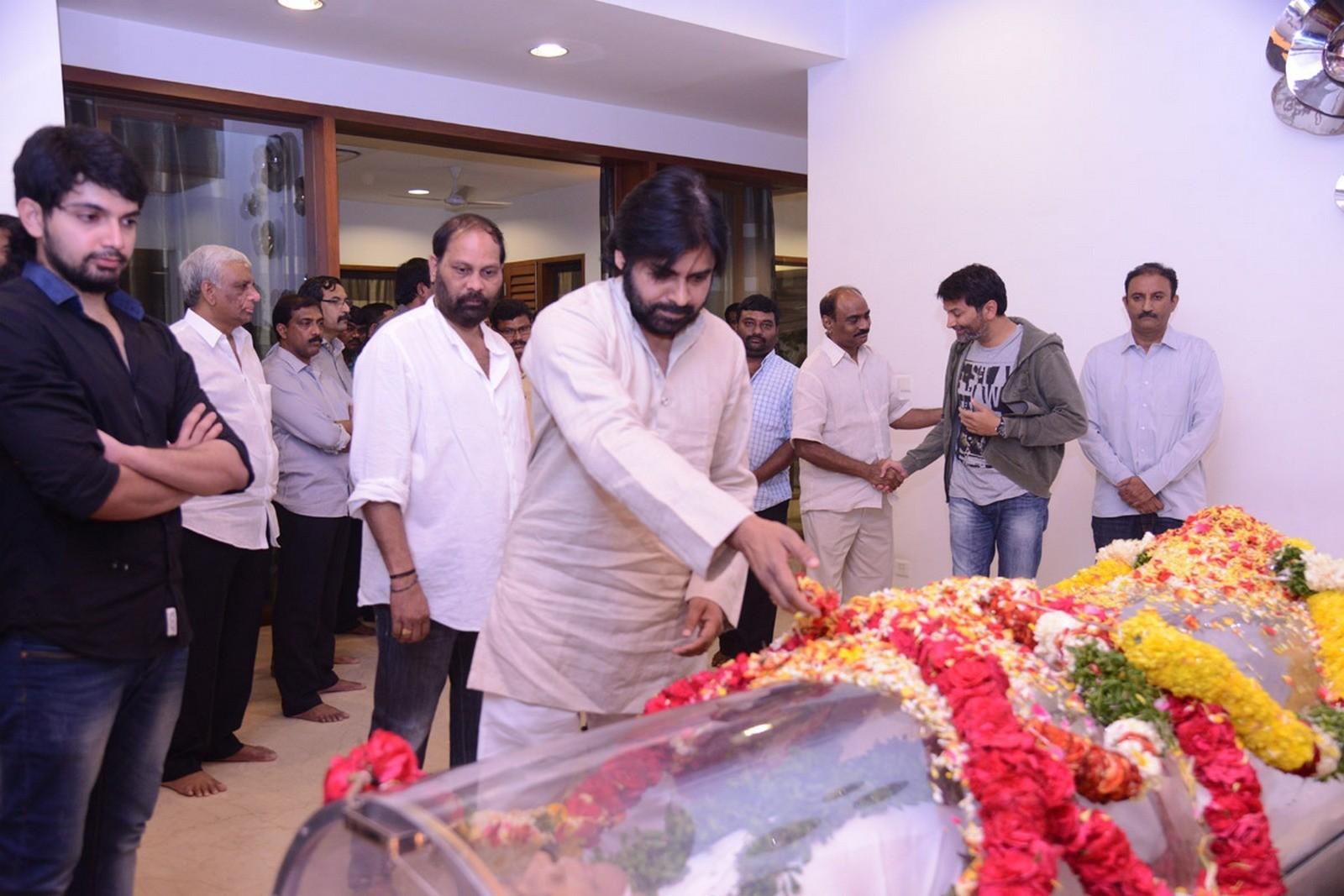 Tollywood Celebs Pay Tribute To Ramanaidu