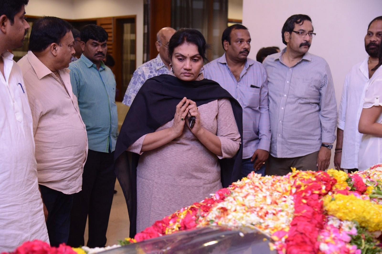 Tollywood Celebs Pay Tribute To Ramanaidu