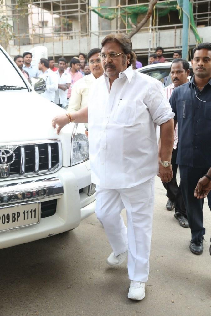 Tollywood Celebs Pay Tribute To Ramanaidu
