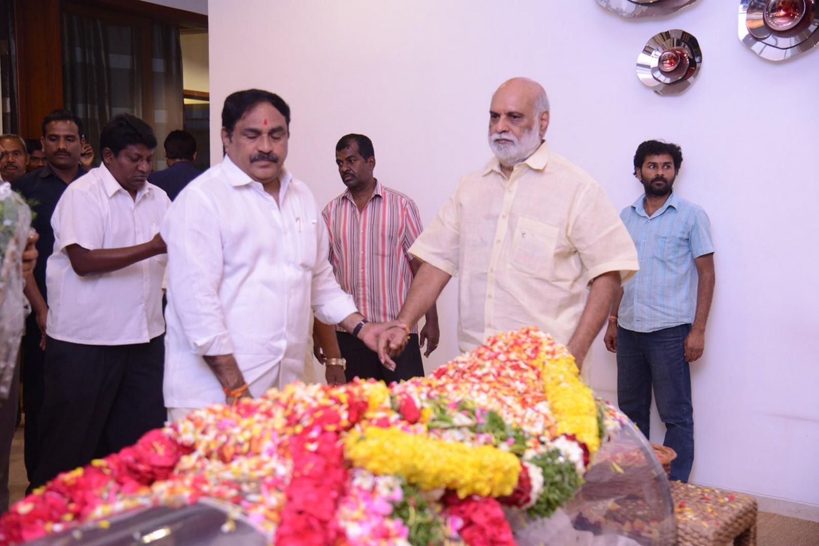 Tollywood Celebs Pay Tribute To Ramanaidu