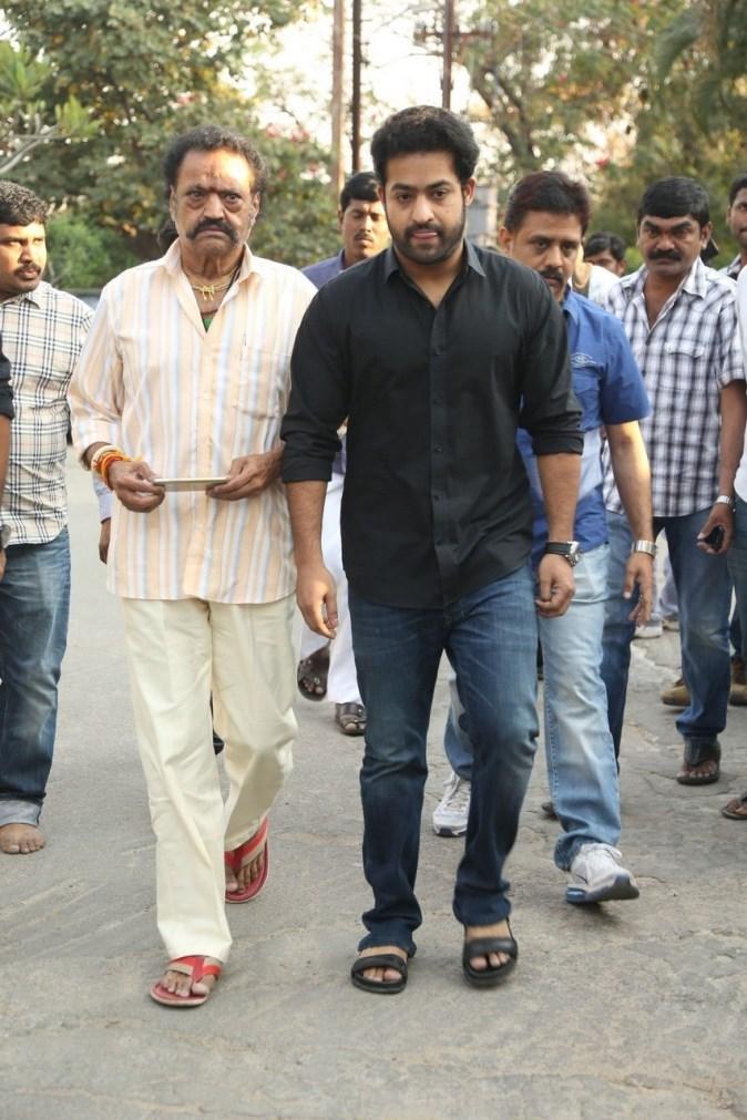 Tollywood Celebs Pay Tribute To Ramanaidu