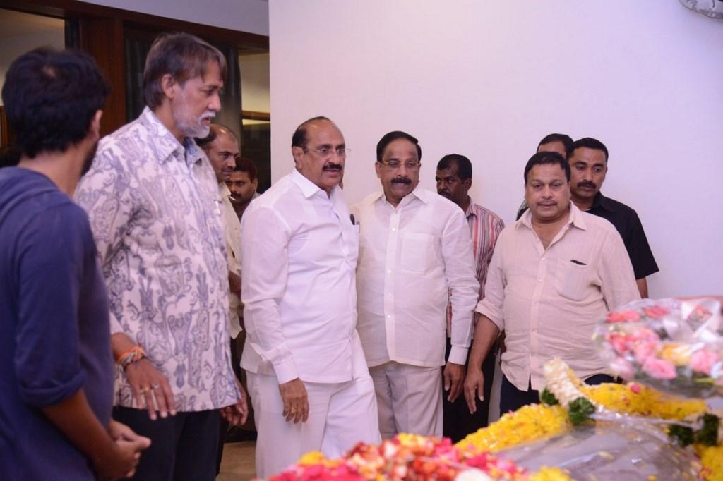 Tollywood Celebs Pay Tribute To Ramanaidu
