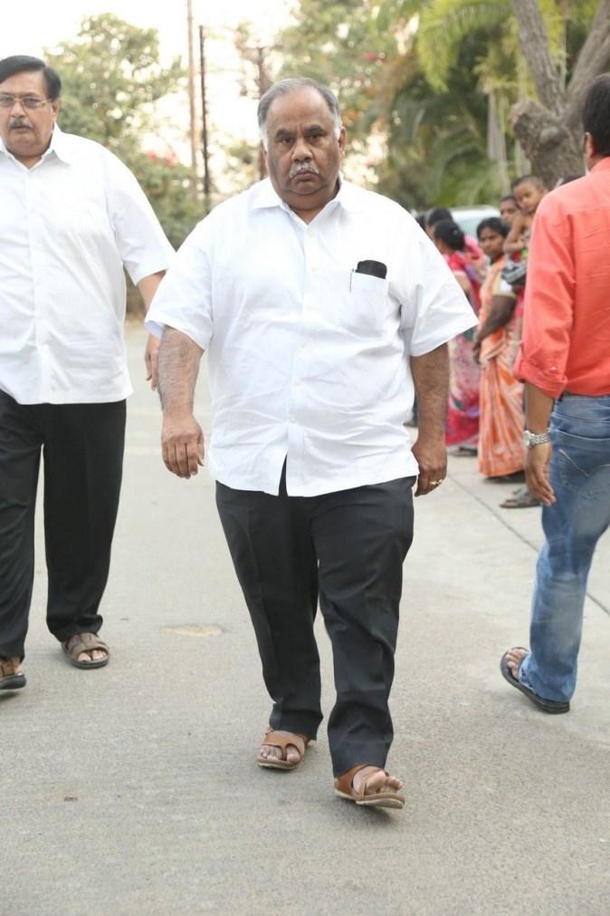 Tollywood Celebs Pay Tribute To Ramanaidu