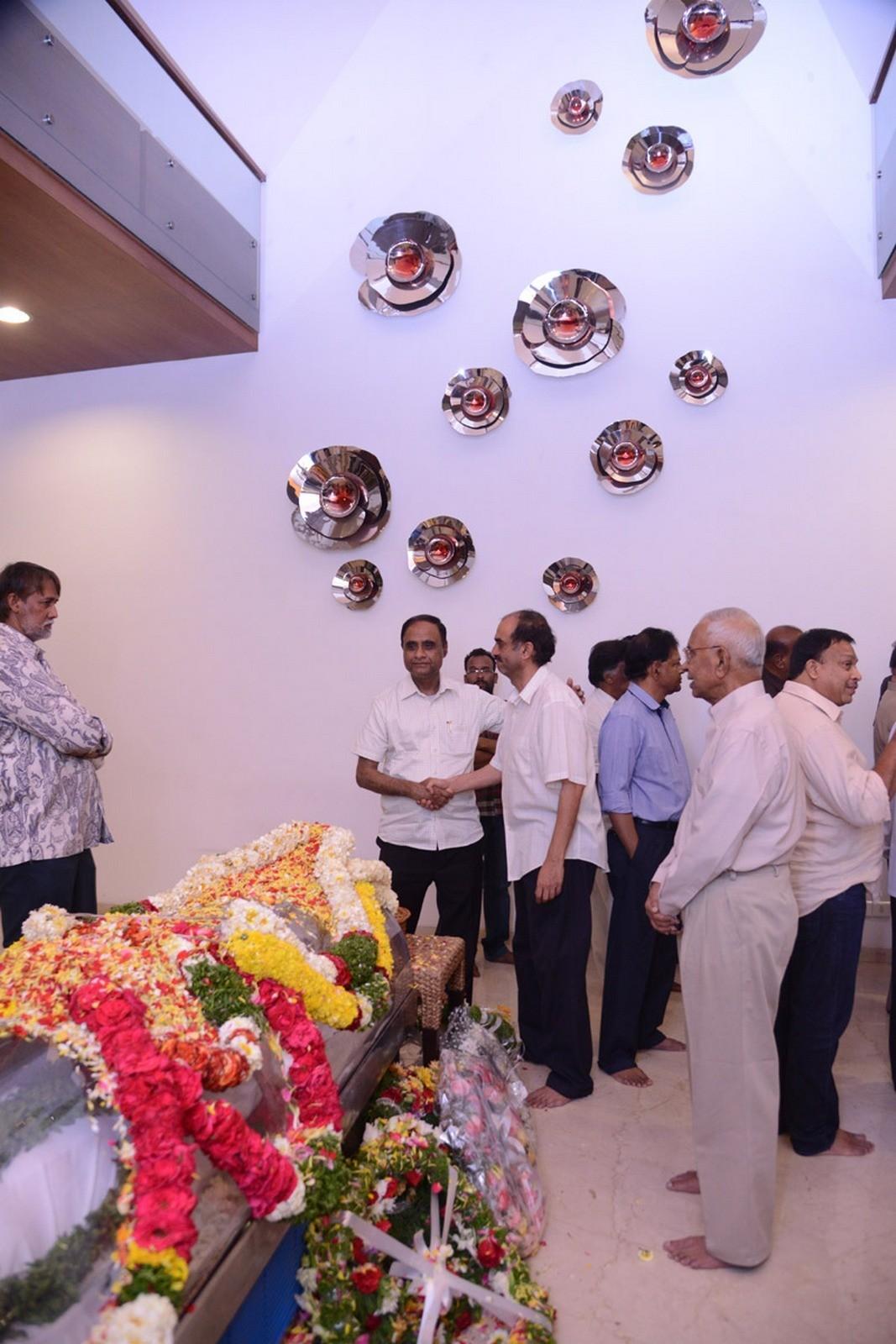 Tollywood Celebs Pay Tribute To Ramanaidu