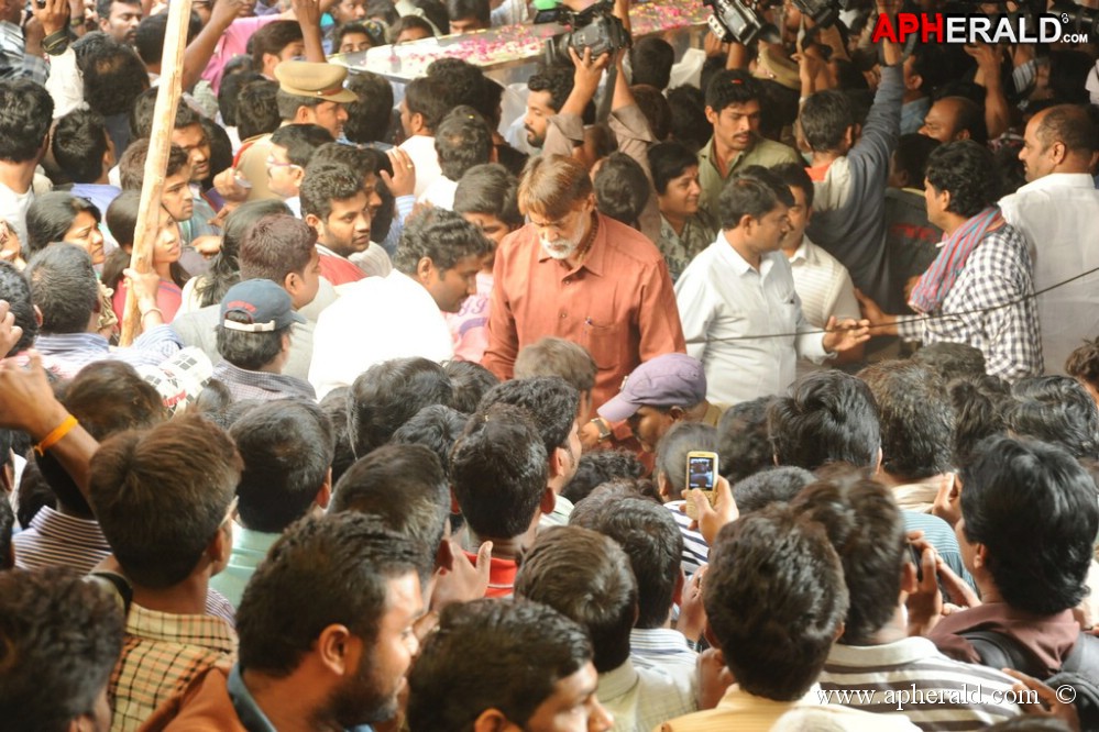 Uday Kiran Condolences Photos 1