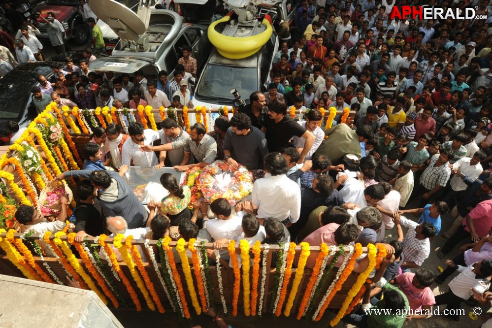 Uday Kiran Condolences Photos 1