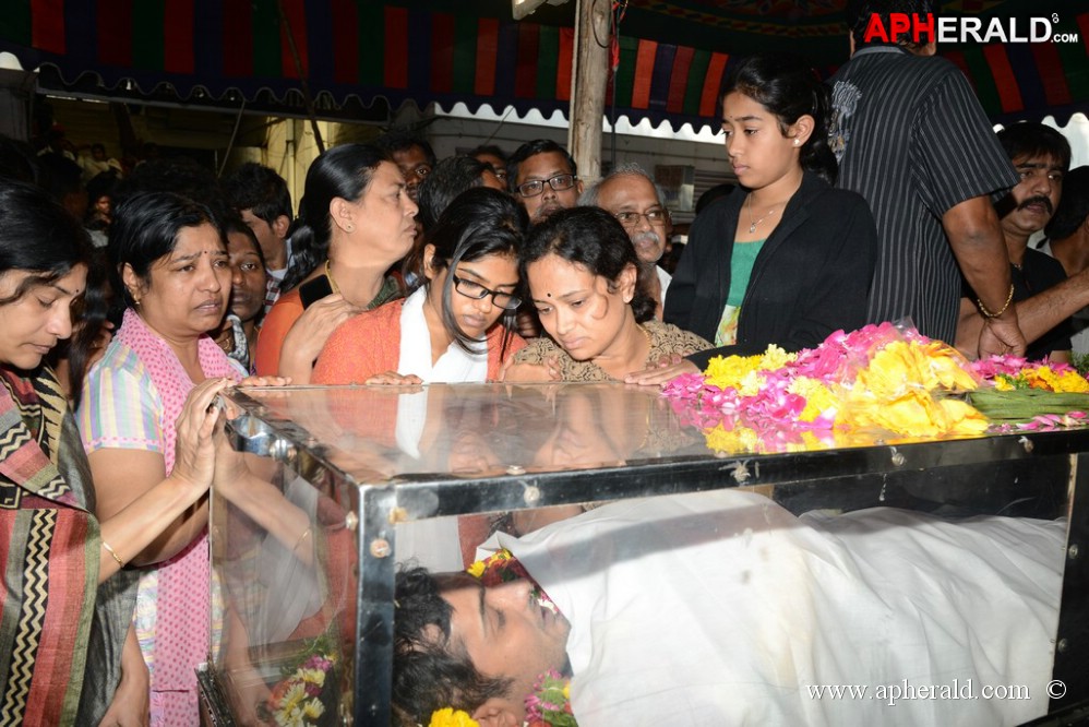 Uday Kiran Condolences Photos 1