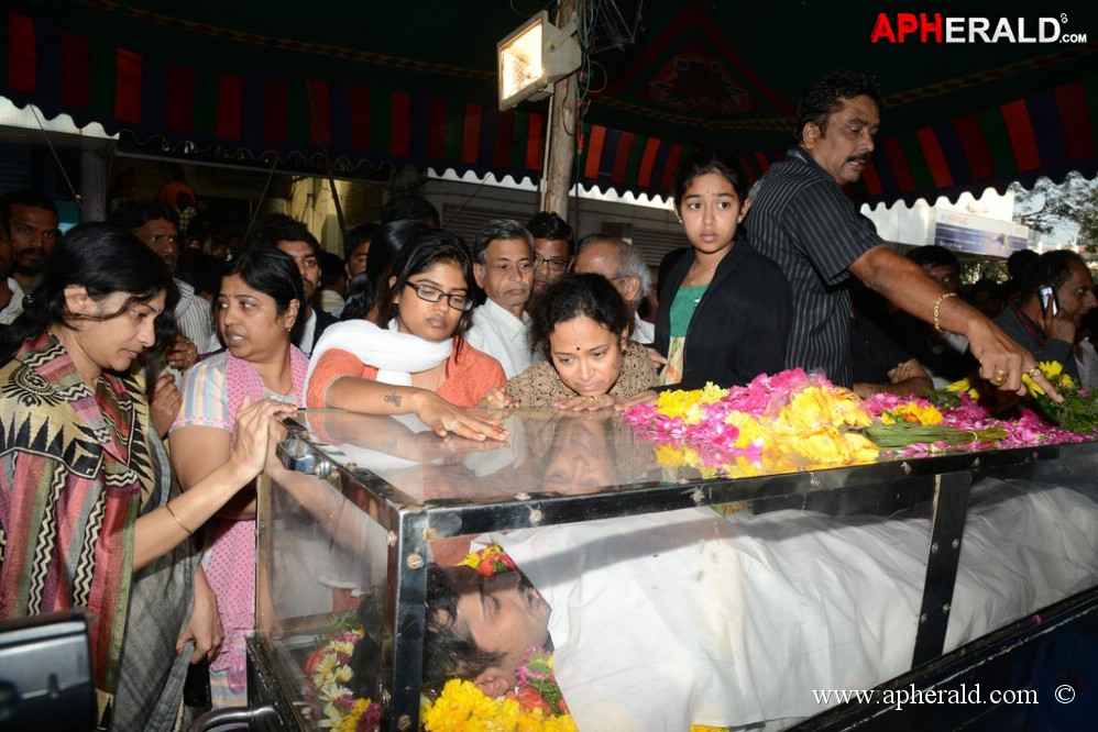 Uday Kiran Condolences Photos 1