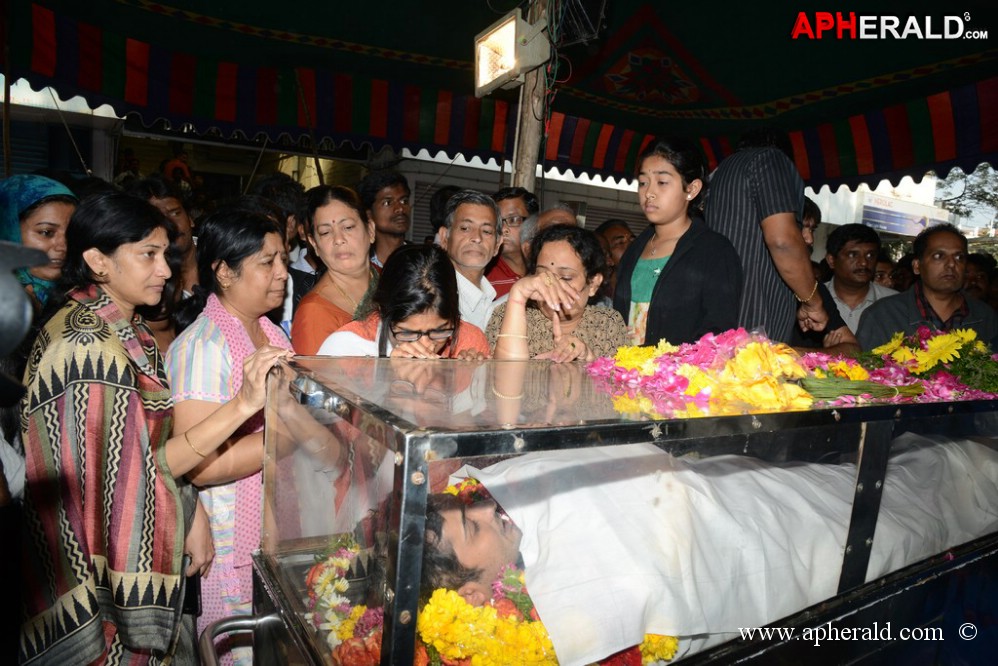 Uday Kiran Condolences Photos 1