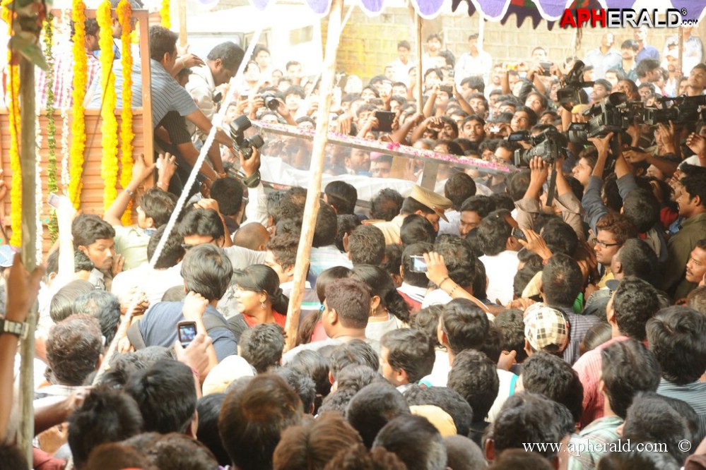 Uday Kiran Condolences Photos 1