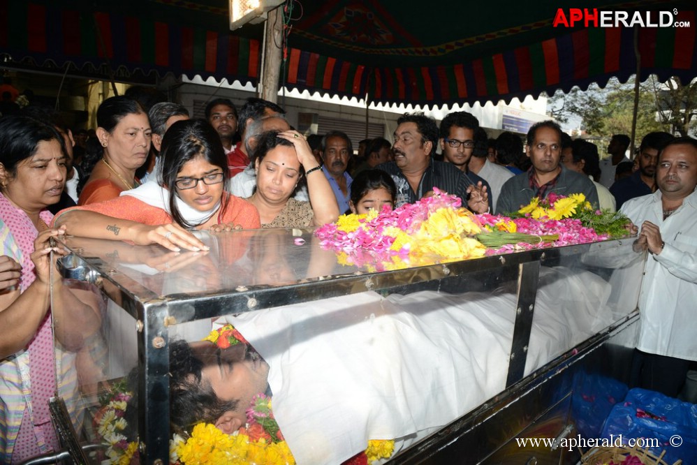 Uday Kiran Condolences Photos 1