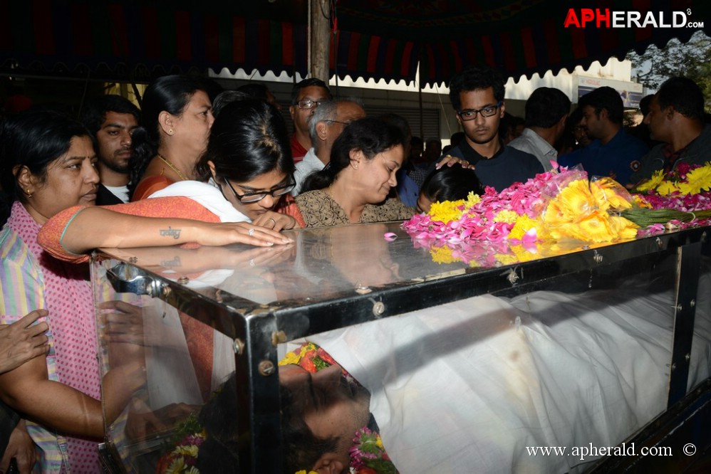 Uday Kiran Condolences Photos 1