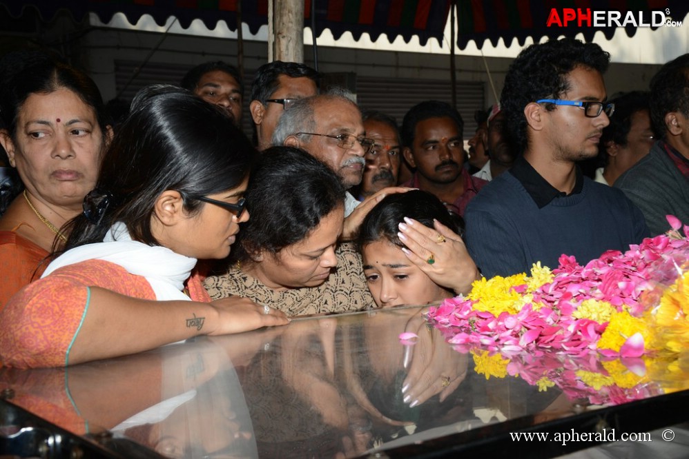 Uday Kiran Condolences Photos 1