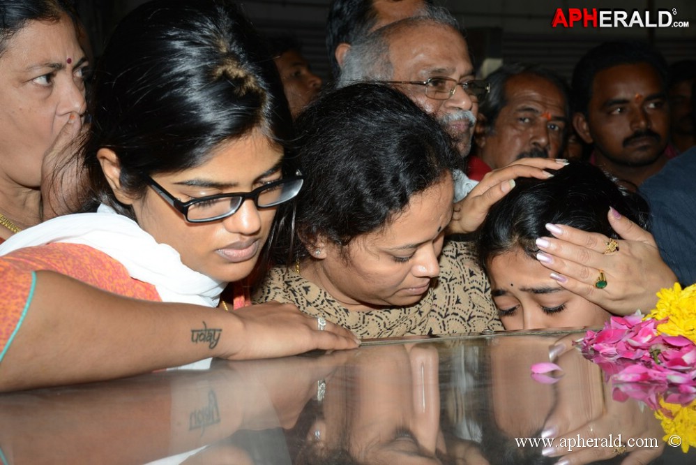 Uday Kiran Condolences Photos 1