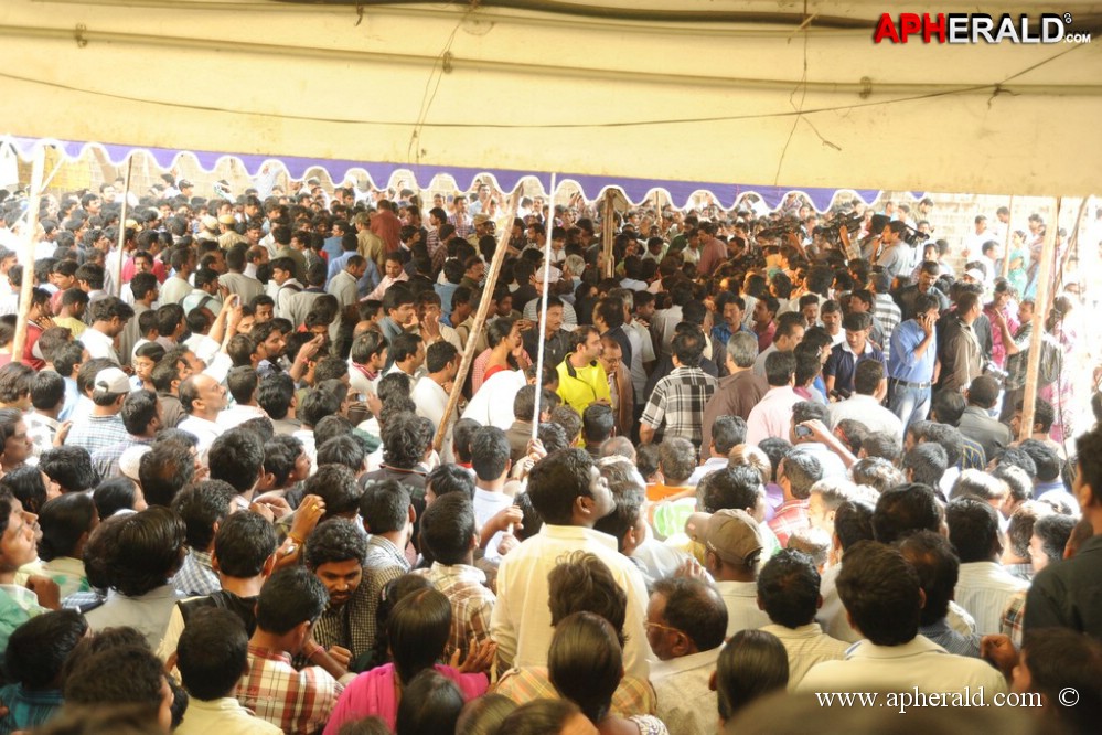 Uday Kiran Condolences Photos 1