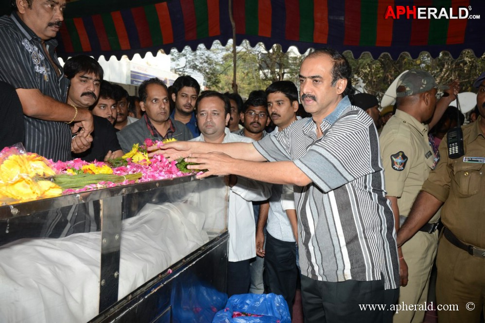 Uday Kiran Condolences Photos 1