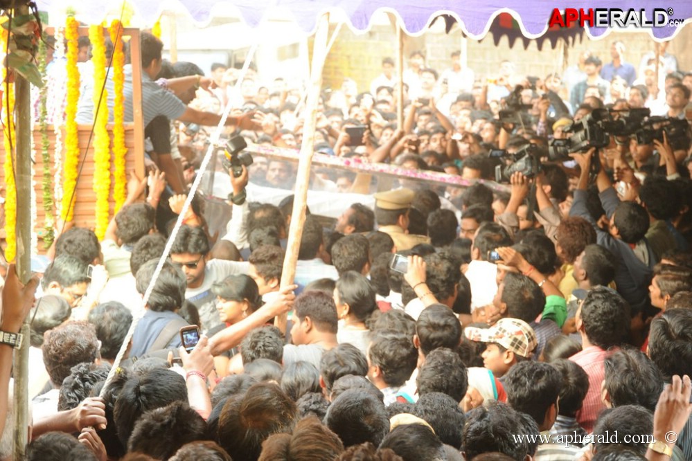 Uday Kiran Condolences Photos 1