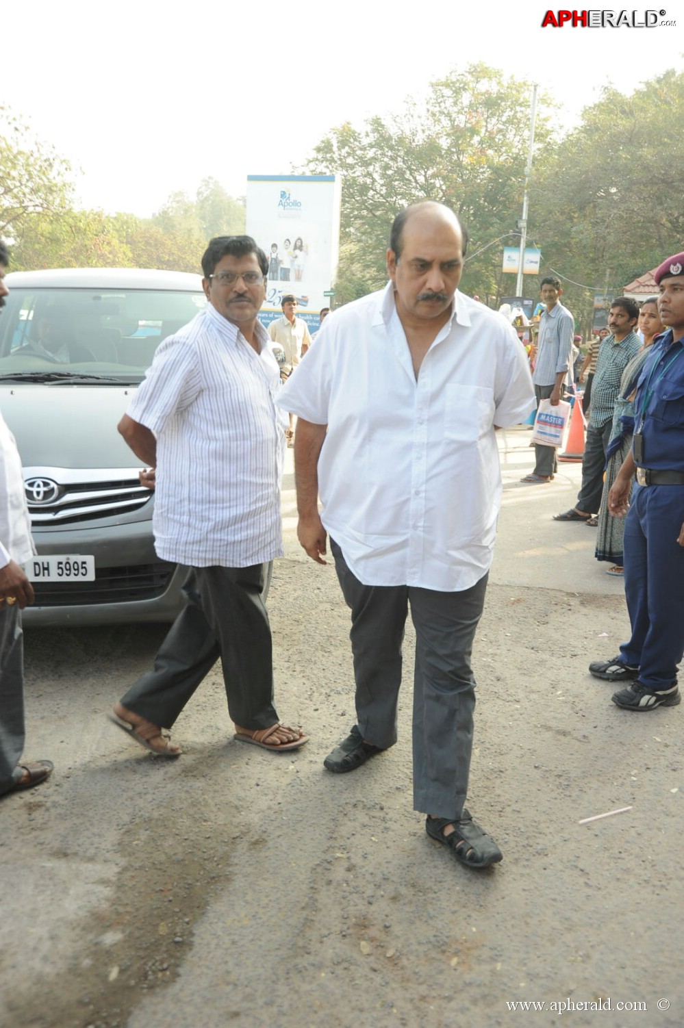 uday kiran dead body photos in apollo