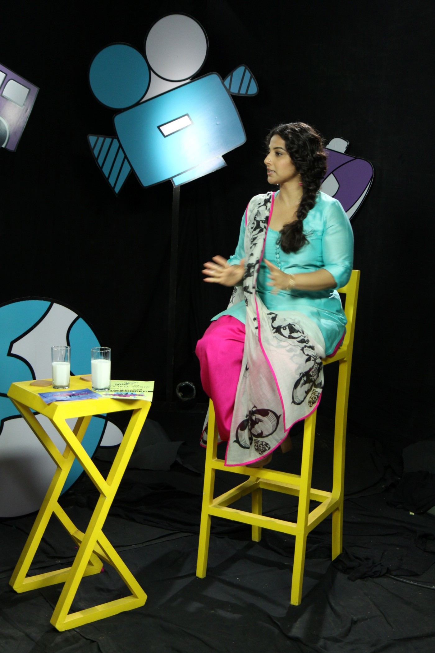 Vidya Balan Promoting Film Bobby Jasoos On Disney Show Captain Tiao